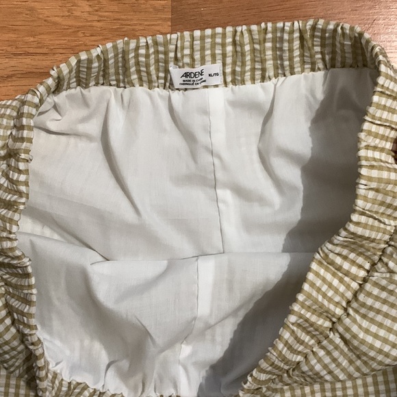 Beautiful crop top & short with white and beige plaid. Linen on the inside short - Picture 3 of 4
